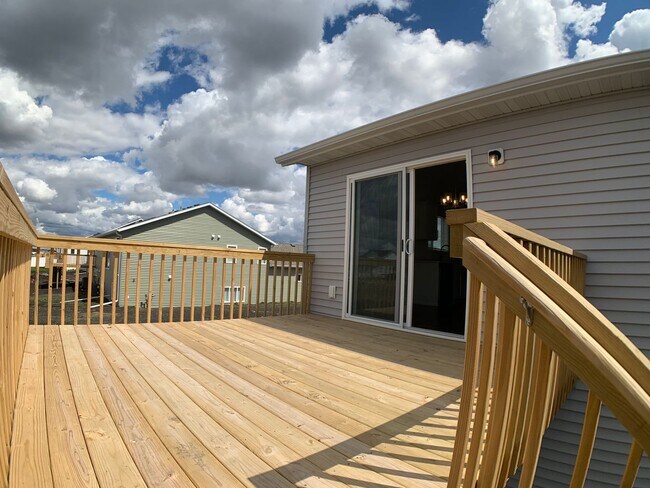 Building Photo - 3 Bed 2.5 Bath Single Family Home