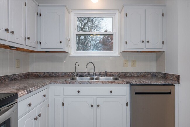 Building Photo - 3 Bedrooms with Full Basement on Corner Lot!