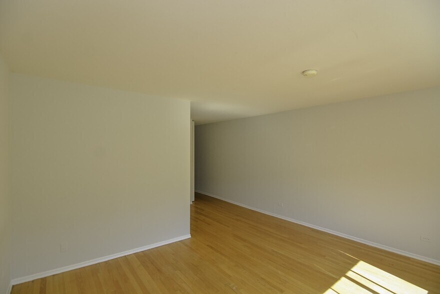 Building Photo - 663 W Wrightwood