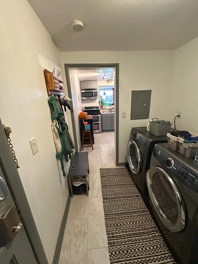 Building Photo - 4945A S Lake Dr