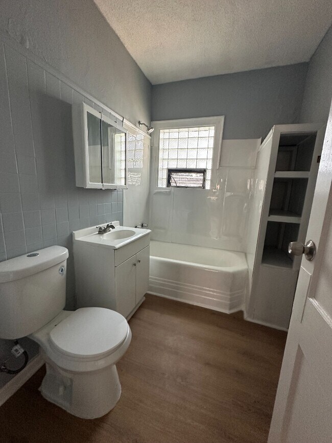 Building Photo - Freshly updated 3BR/1BA apartment in South Chicago