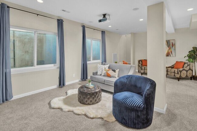 Building Photo - Off-The-Charts Incredible Collier Hill Home