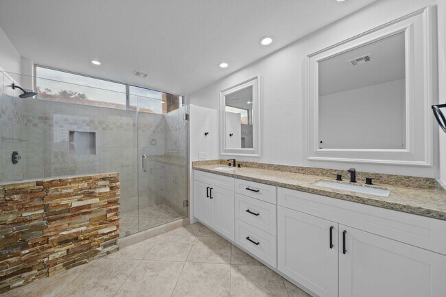 Building Photo - Mission Hills Country Club Home
