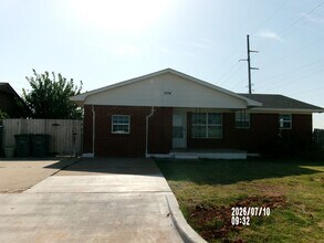 Building Photo - Very nice Home located in the Carrasland Area!