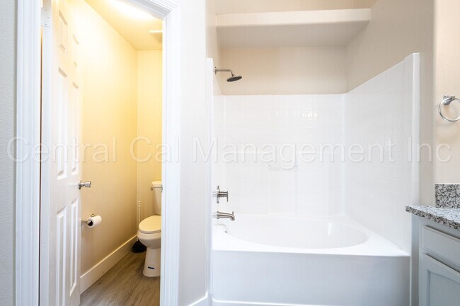 Building Photo - 3 Bedroom/2 Bath Home in the Southwest - $2295 Per Month!