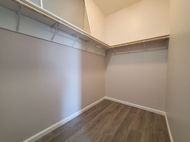 Building Photo - Remodeled 1 Bedroom Upper Apartment- Clinton