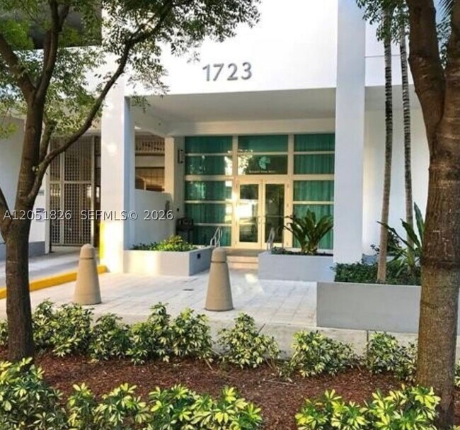 Building Photo - 1723 SW 2nd Ave