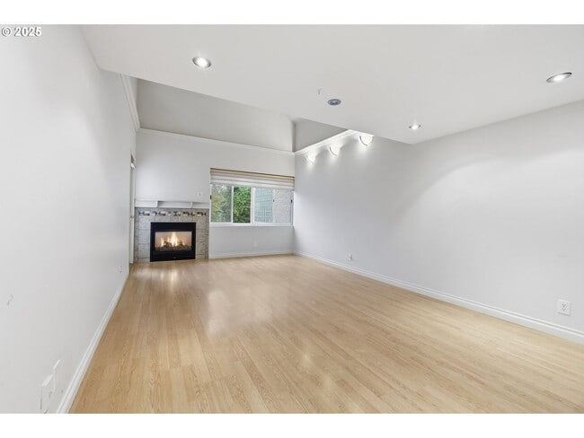 Building Photo - Rare 2 Bed 2 Bath + Loft Quintet Condo with Resort-Style Living in Portland’s West Hills
