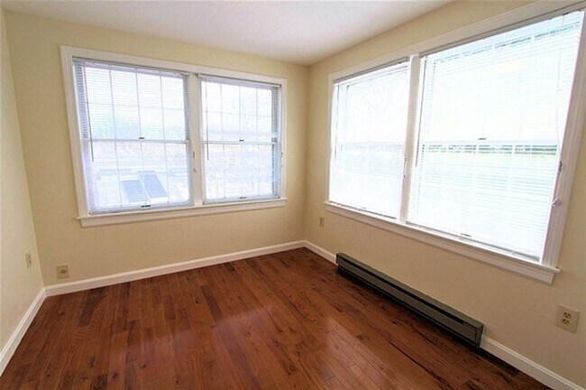 Building Photo - Spacious 3-Bed Townhouse with Wraparound D...