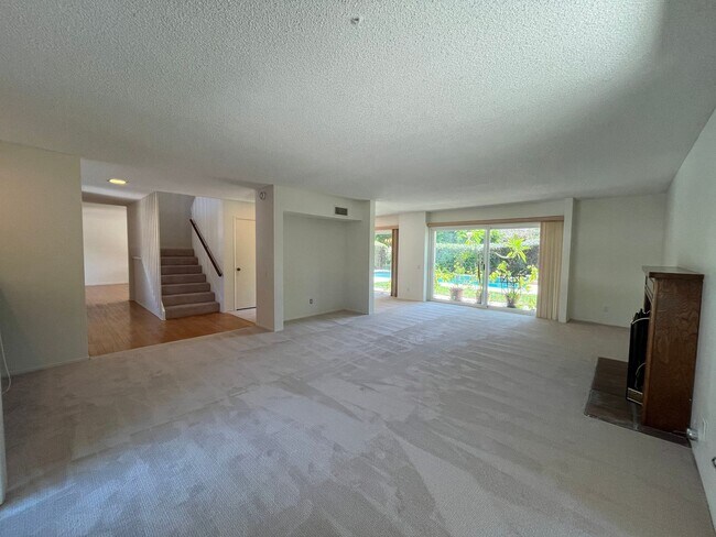 Building Photo - Westlake Village 4+2.5 w/pool, spa, green belt + lake access!