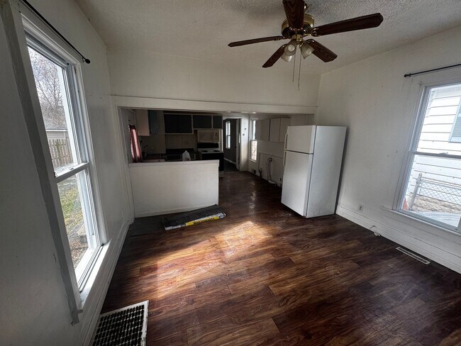 Building Photo - 3 bed/ 1.5 Bath