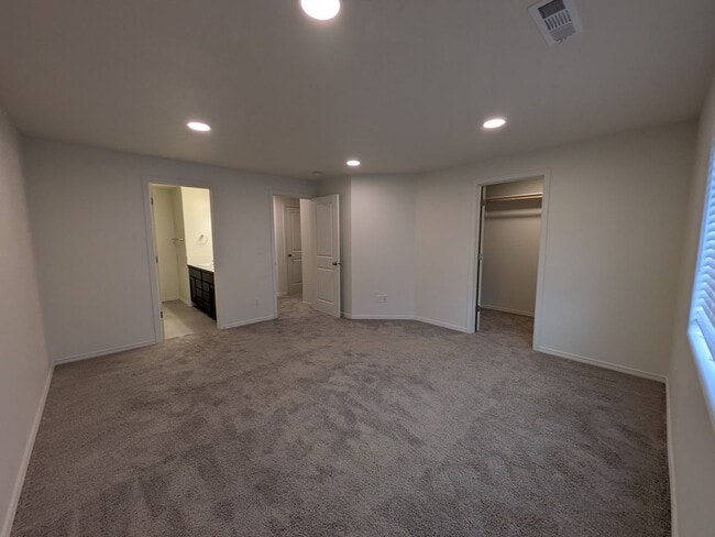 Building Photo - Brand New Townhome!