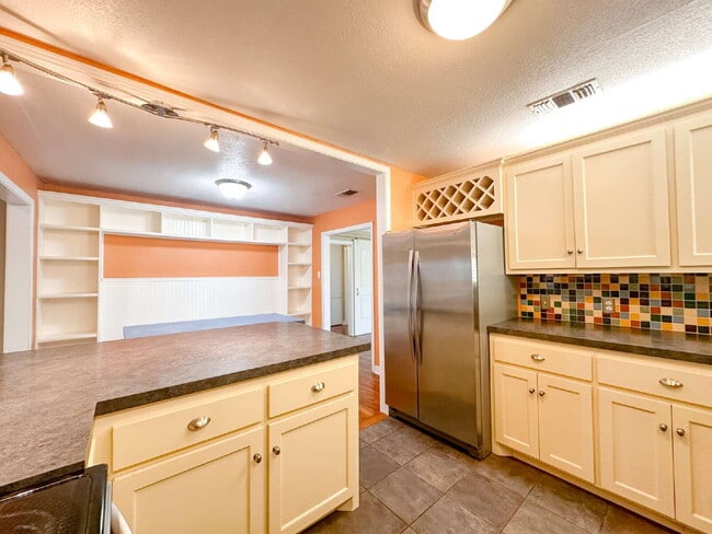 Building Photo - Large 3/2 in Tech Terrace