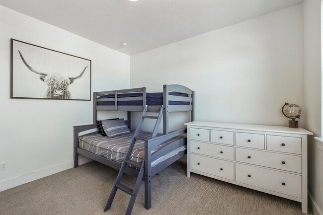 Building Photo - Beautiful 4 bed 2.5 bath home