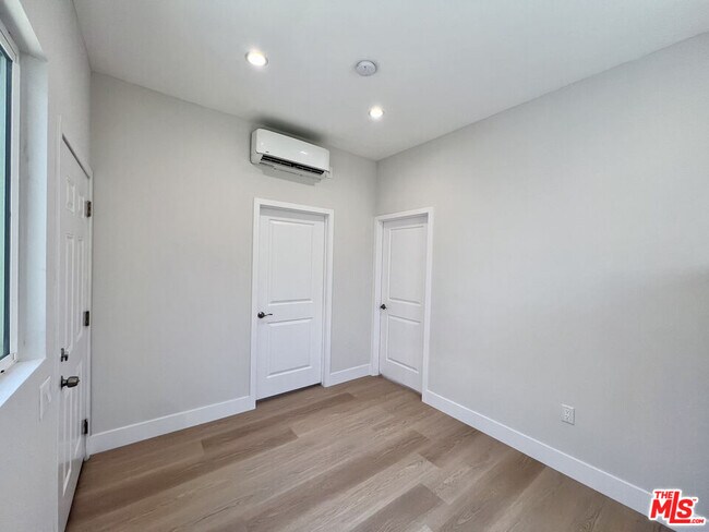 Building Photo - 446 W 88th St