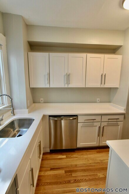 Building Photo - 55 Estes St