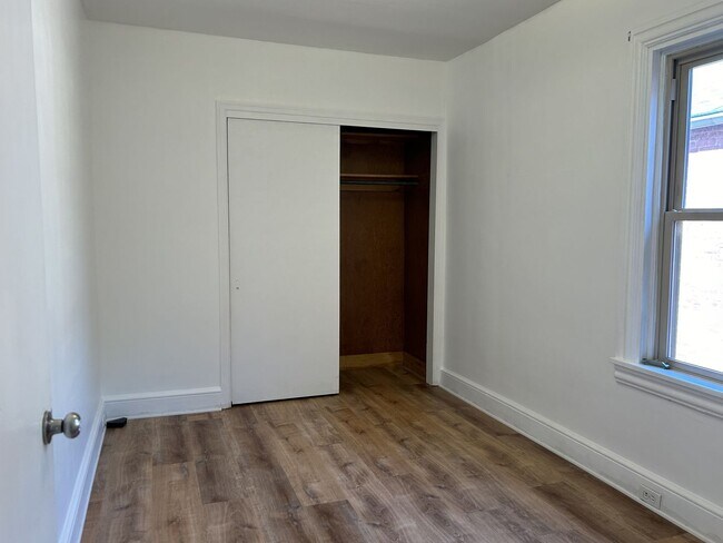 Building Photo - Beautiful 3 Bedroom, 1.5 Bath *2 Car Detac...