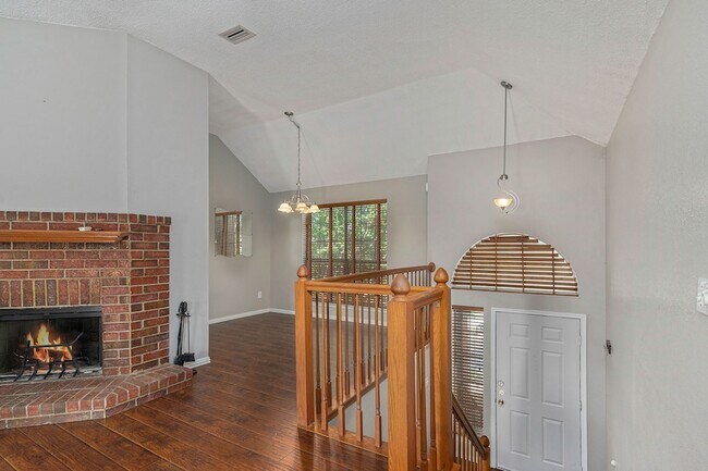 Building Photo - 588 Lake Forest Dr