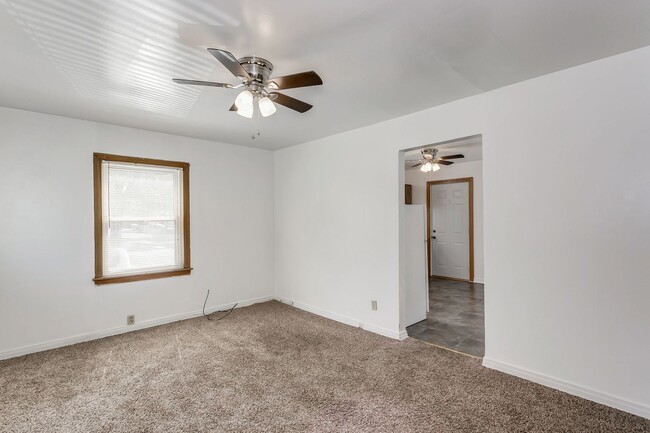 Building Photo - 1 bedroom located near Downtown! Move In S...