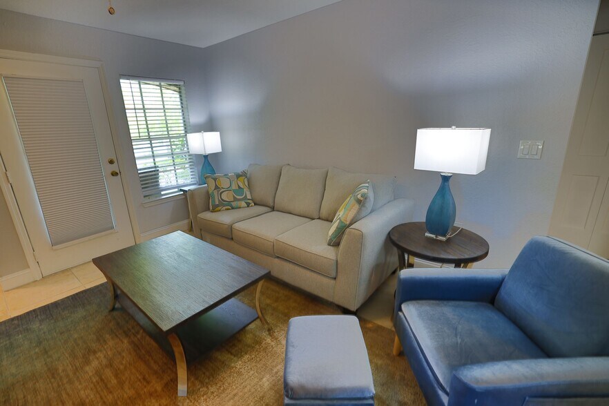 Building Photo - 8933 Manor Loop