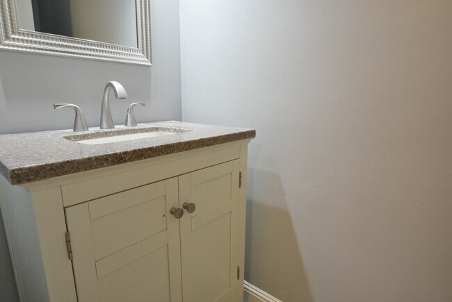 Building Photo - Beautiful 3 Bedroom 2.5 Bath End Unit Town...