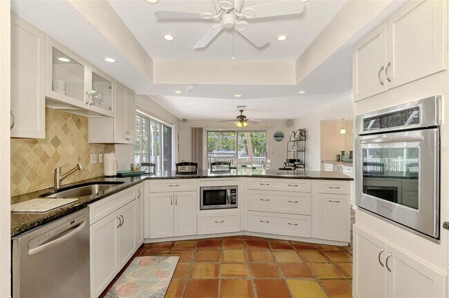 Building Photo - 4946 Commonwealth Dr