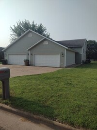 Building Photo - 1025 Pine Cone Ln