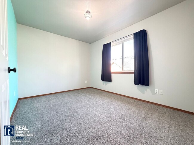Building Photo - Courtney Ridge Townhome with Garage & Private Patio!