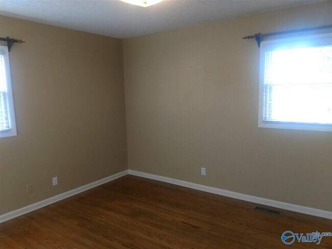 Building Photo - 11012 Crestfield Dr SE