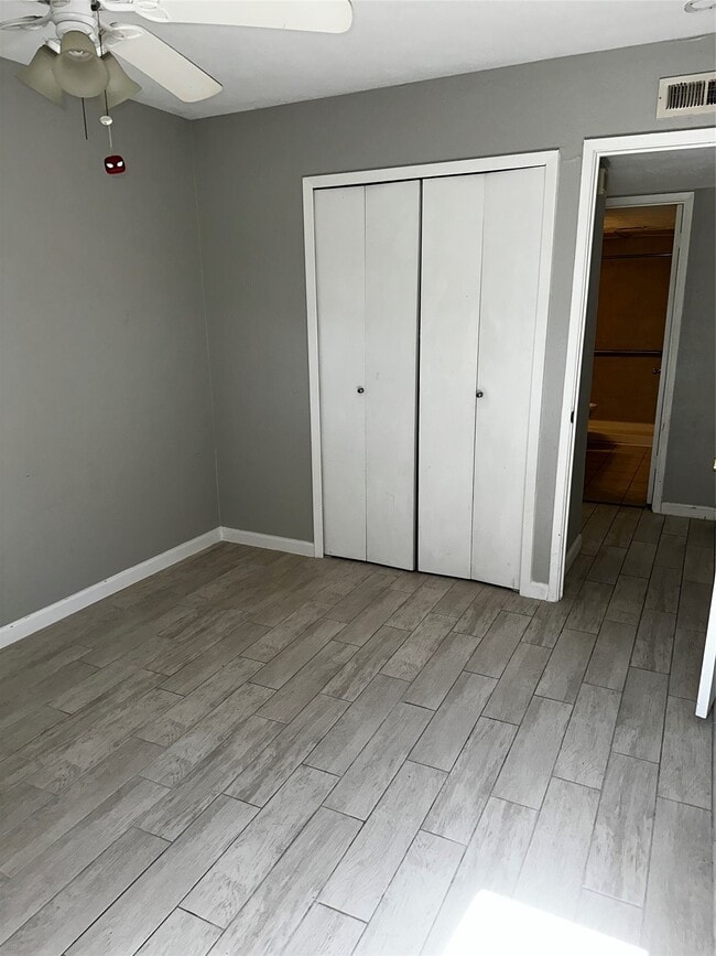 Building Photo - 635 Jeff Davis Dr