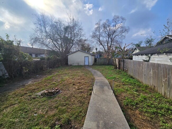 Building Photo - 4114 N Robertson St