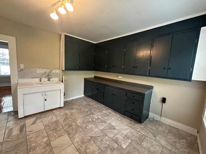 Kitchen/ washer dryer hook up. - 49 Freeman Ave
