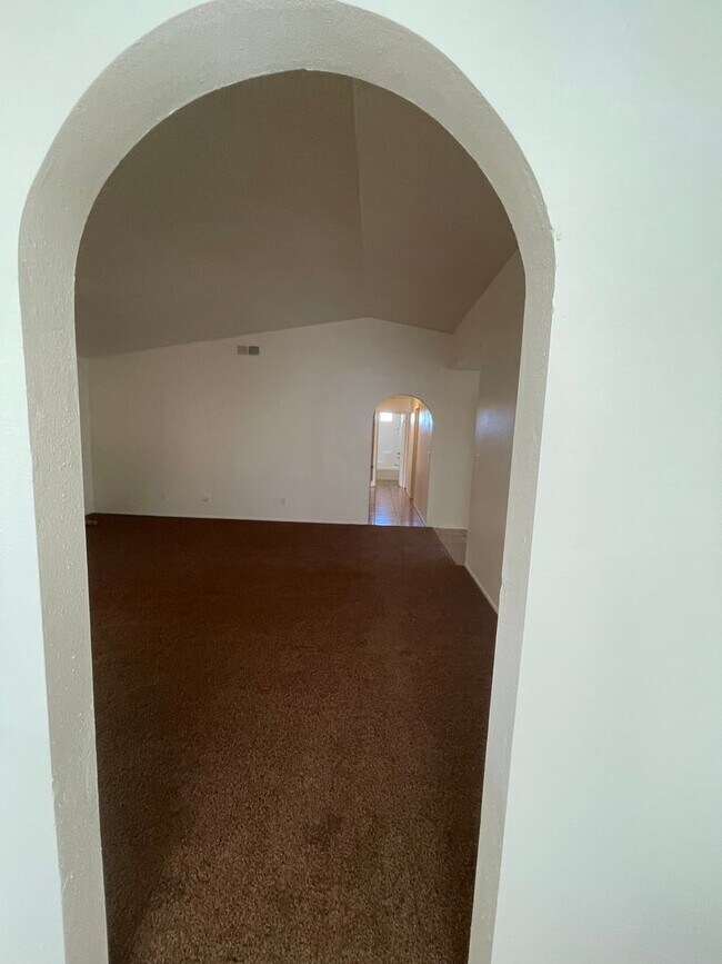 Building Photo - Hesperia-Refurbished- 3 Bedrooms, 2 Bathrooms + Den or Office, Large Property