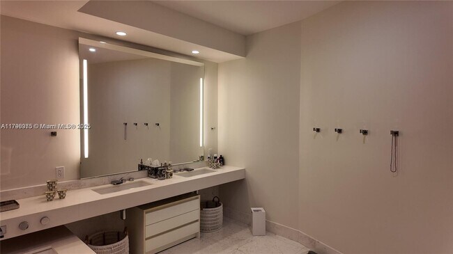 Building Photo - 18555 Collins Ave