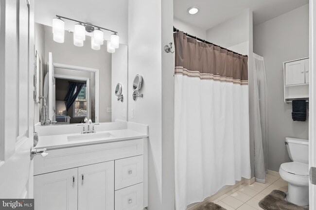 Building Photo - 200 W Elm St