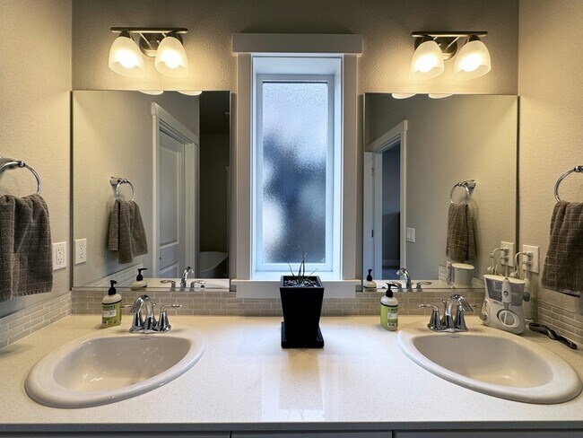 Building Photo - 2771 Cascara Dr