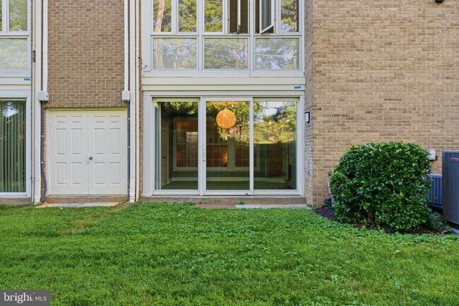 Building Photo - 5705 Brewer House Cir