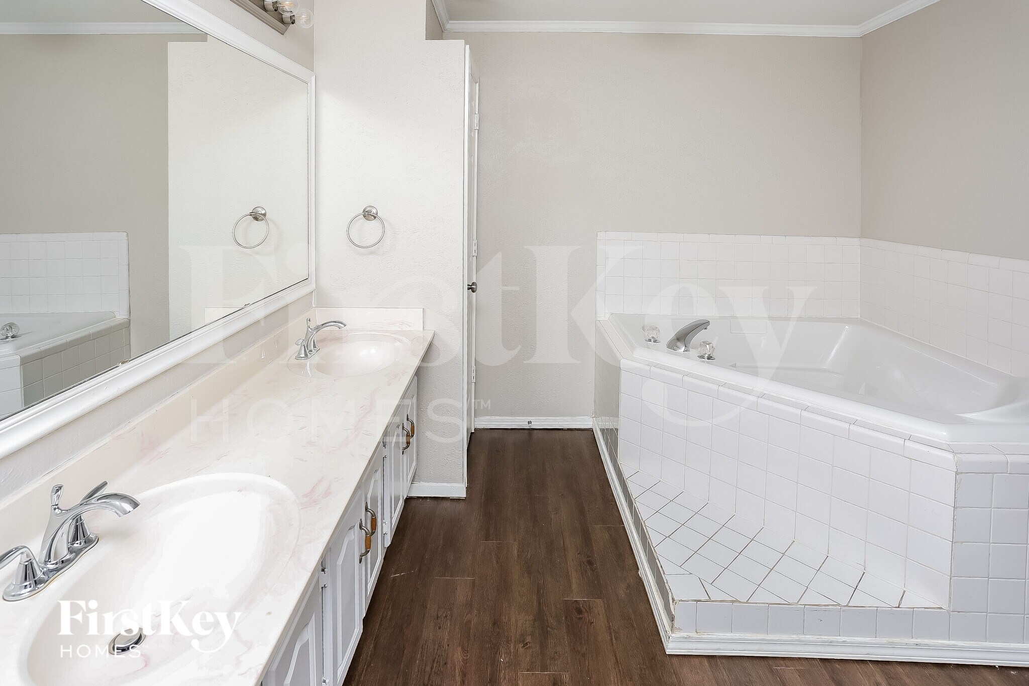 Building Photo - 5614 Sarasota Dr