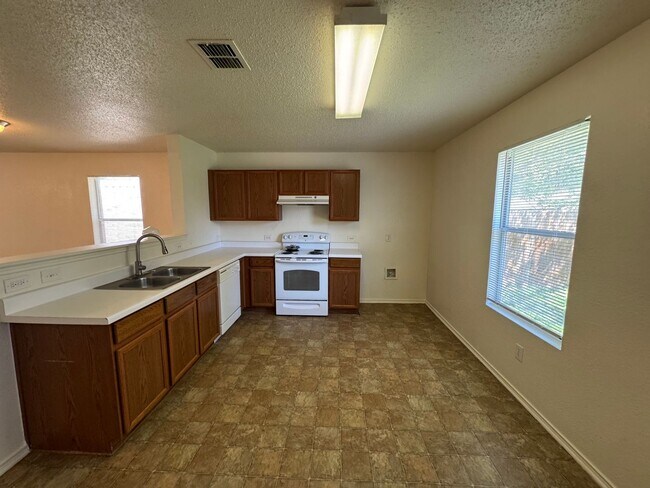 Building Photo - Move in special!! Nice Single Story in Saginaw Area