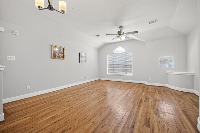 Building Photo - 5941 S Loop E