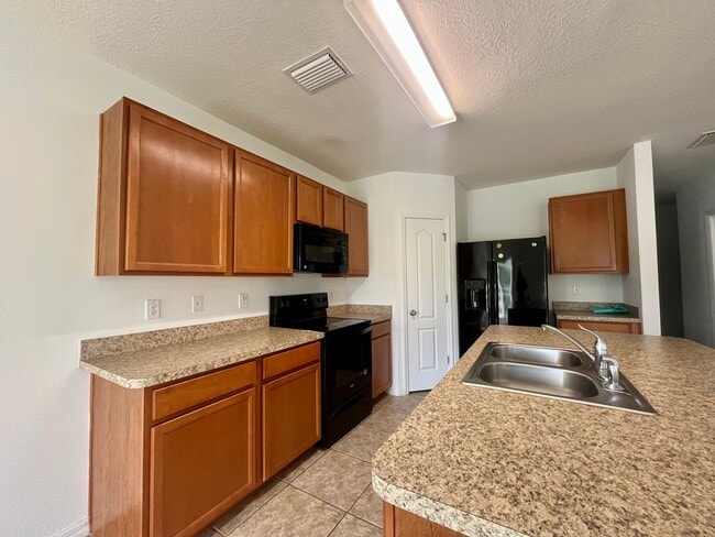 Building Photo - Plant City Townhome!!