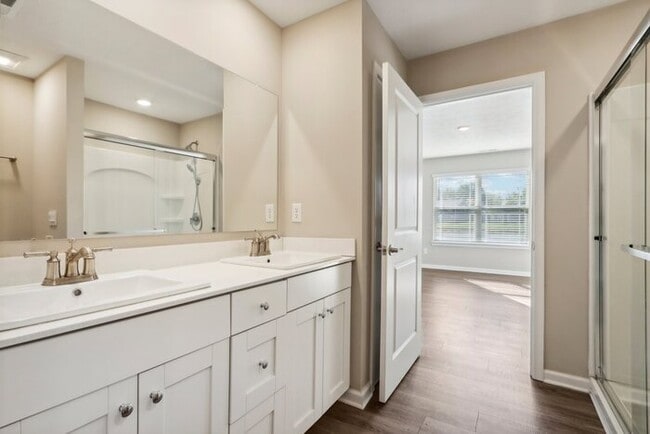 Building Photo - Fantastic 3bd/2ba home! Coming soon!