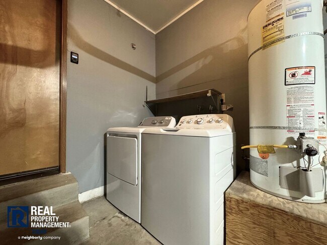 Building Photo - Charming 3-Bedroom Home with Fenced Yard & 2-Car Garage Near Downtown Puyallup!!