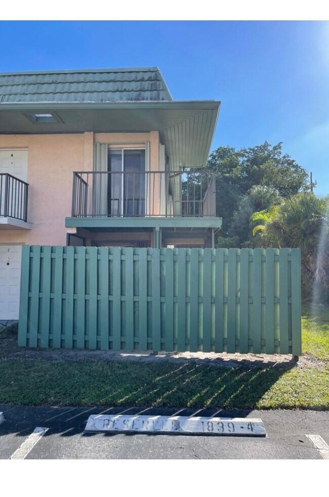 Building Photo - 1839 Fairview Villas Dr