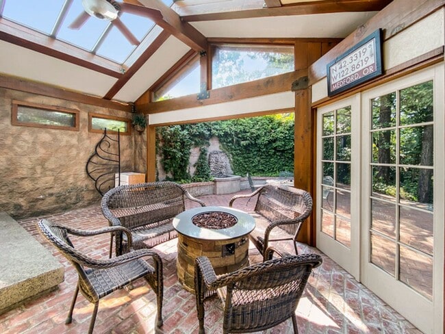 Building Photo - Garfield House: Fully Furnished House, Large private lot across from Golf Course $300 Utility Fee