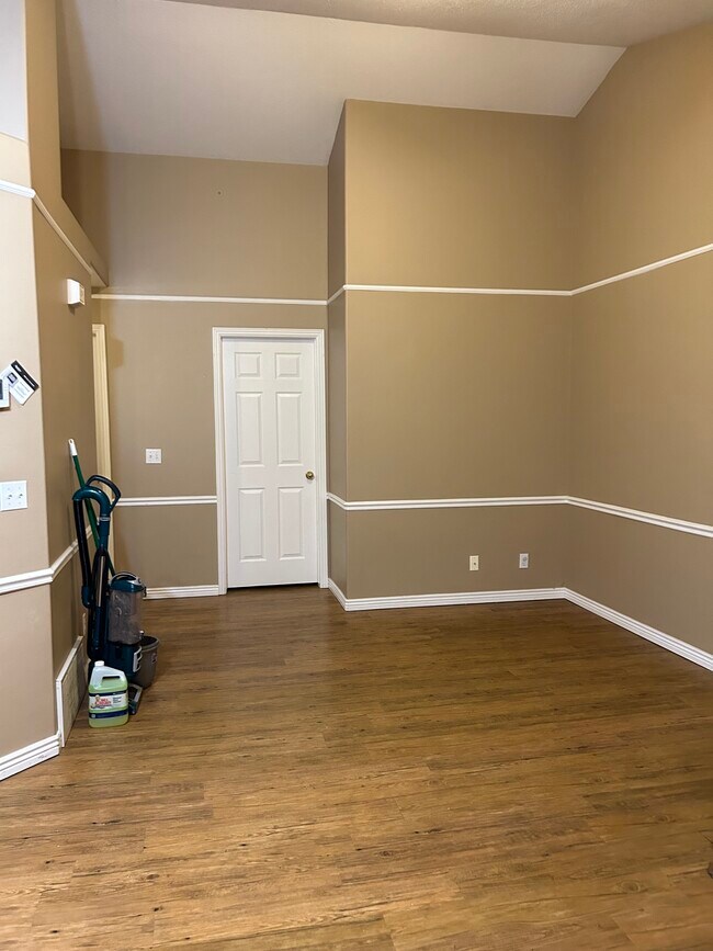 Building Photo - 1633 Grandview Ln