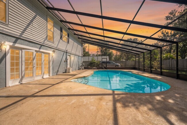 Building Photo - 6 Baywood Dr