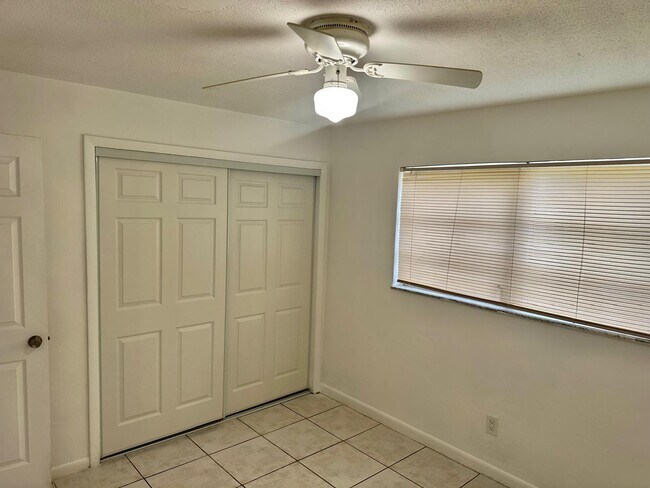 Building Photo - 4732 SW 33rd Ave