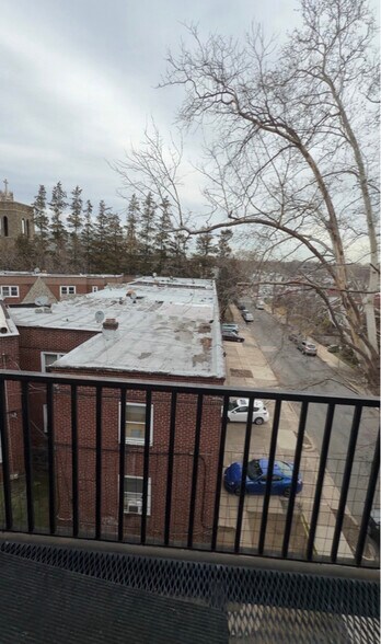 Building Photo - 5001 Oxford Ave