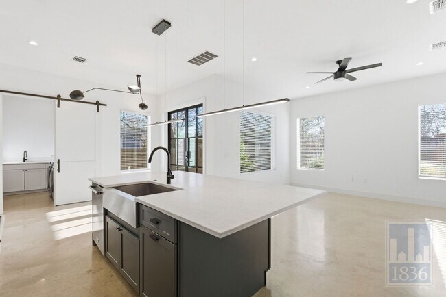 Building Photo - 4701 Sara Dr